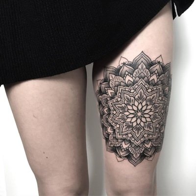  Tatouage mandala sur le devant de la cuisse